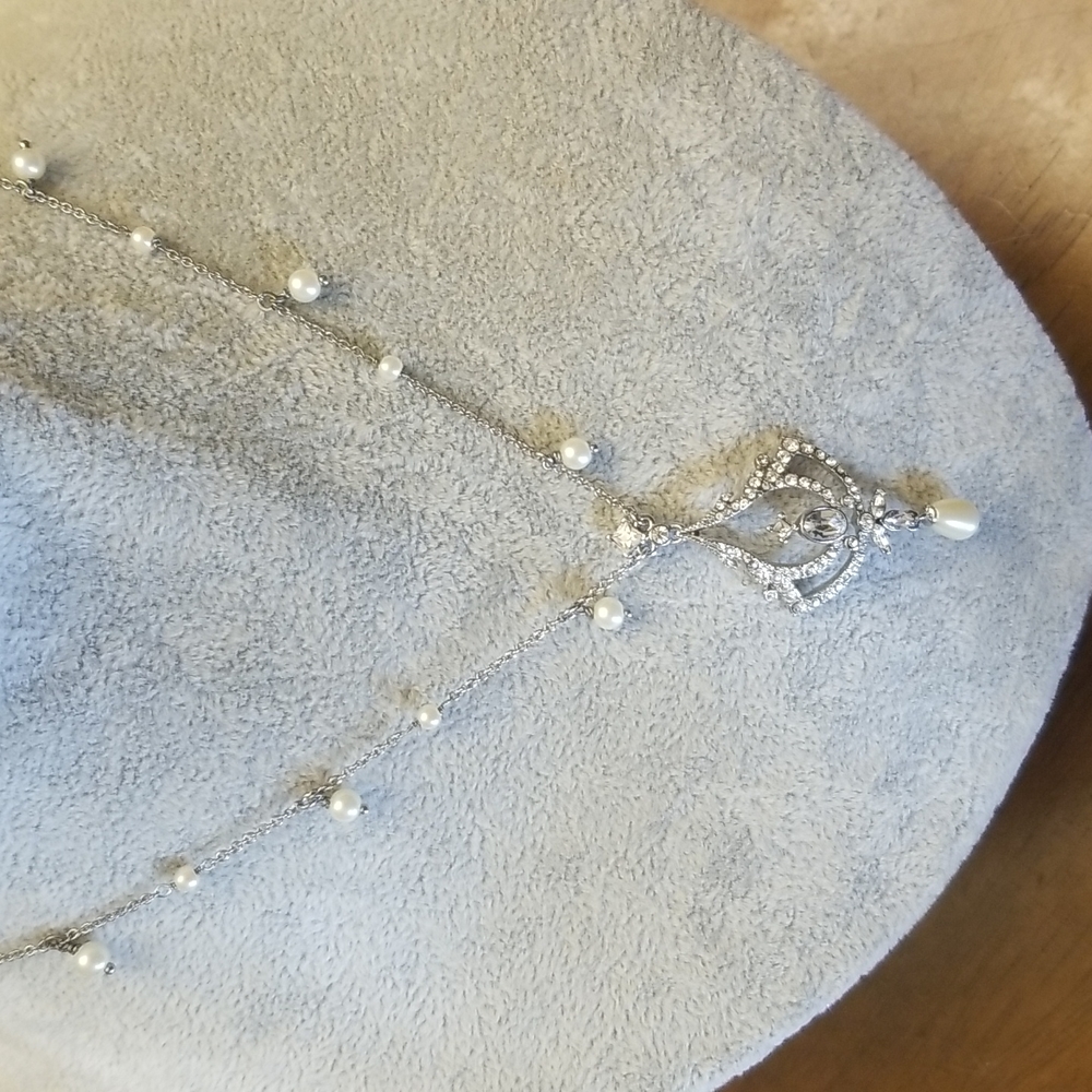 PARTICULARLY NOTICABLE❣️ Carolee silver, pearl, and crystal necklace - Picture 1 of 8